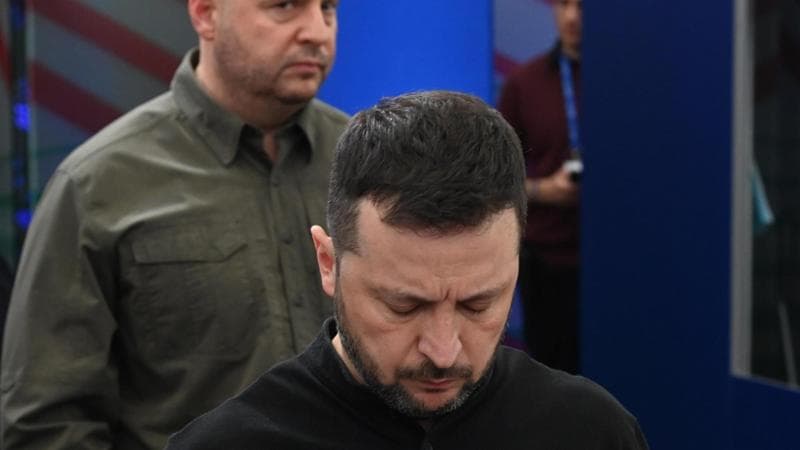 Zelensky mai così solo: rischia di perdere il potere e la guerra