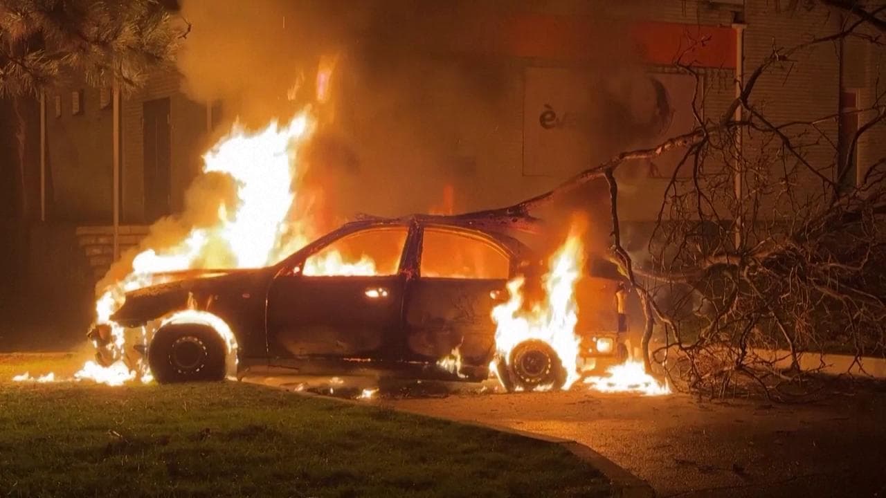 Ucraina, raid russo su Zaporizhzhia: incendi e macerie dopo i bombardamenti