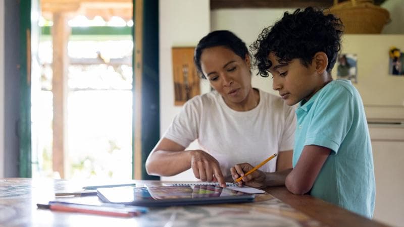Homeschooling, come funziona: i genitori prof e l’esame annuale per oltre 15mila studenti