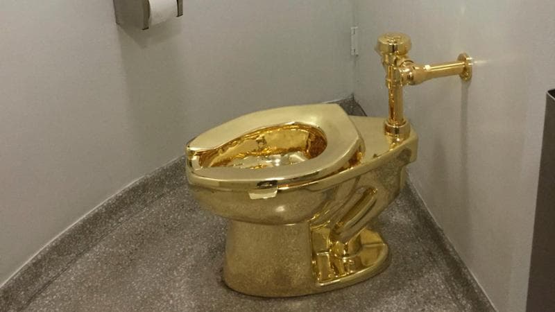Cattelan: “America sei nuda di fronte a un water d’oro”