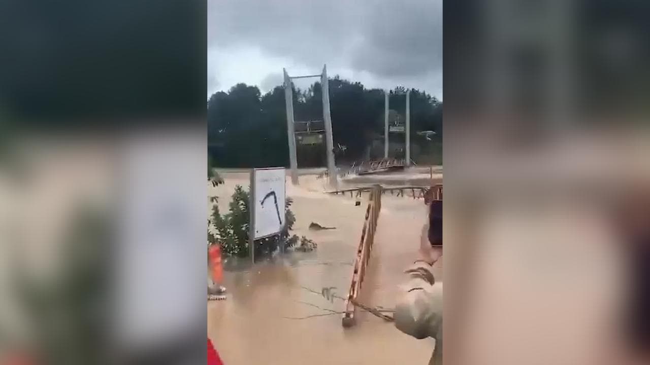 Vietnam, forti piogge e inondazioni: il ponte non resiste alla furia del fiume