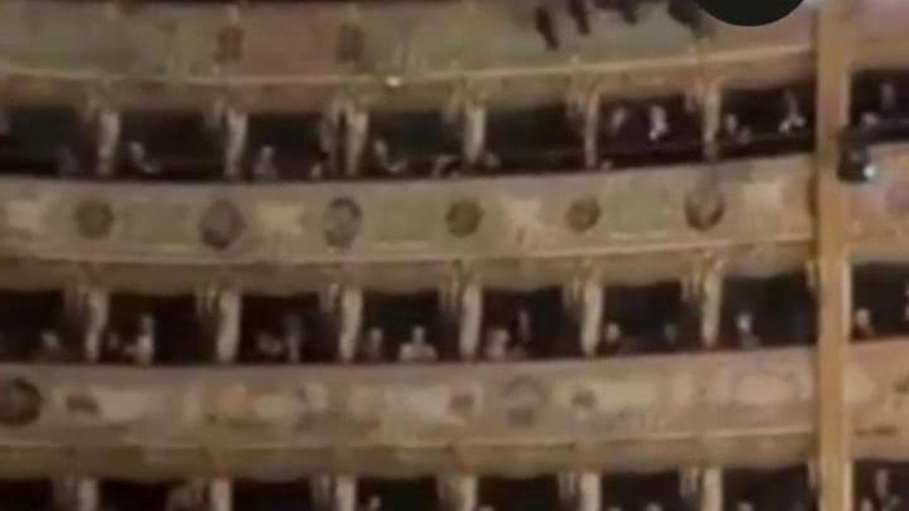 Pioggia di volantini dai palchi contro la direttrice Venezi al Teatro La Fenice