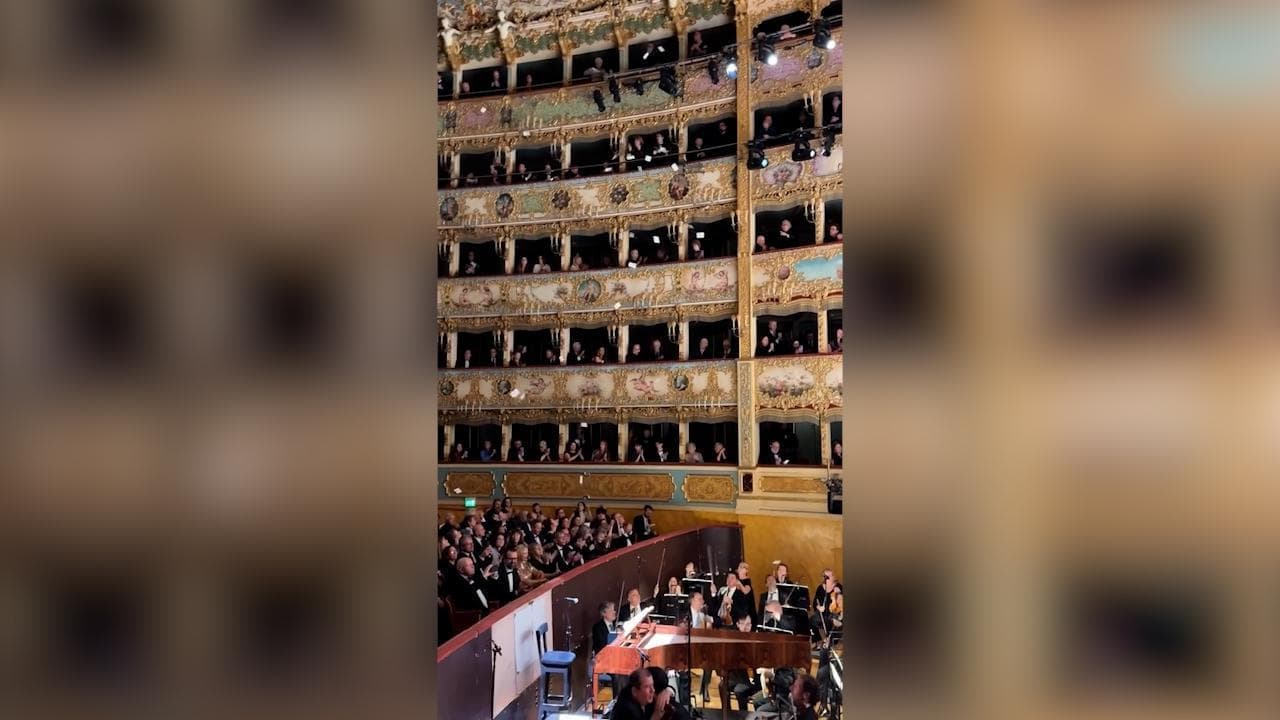 Pioggia di volantini dai palchi contro la direttrice Venezi al Teatro La Fenice