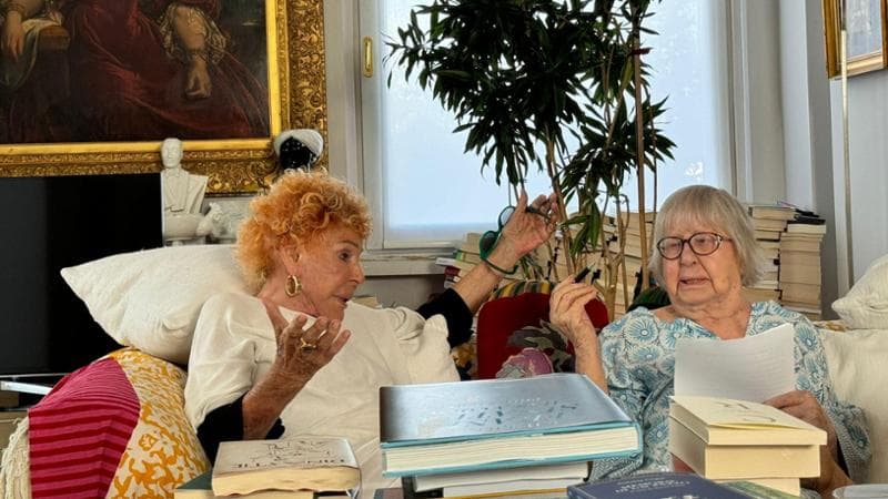 Ornella Vanoni e Natalia Aspesi durante l’intervista nella casa milanese della giornalista (Vittorio Lingiardi)