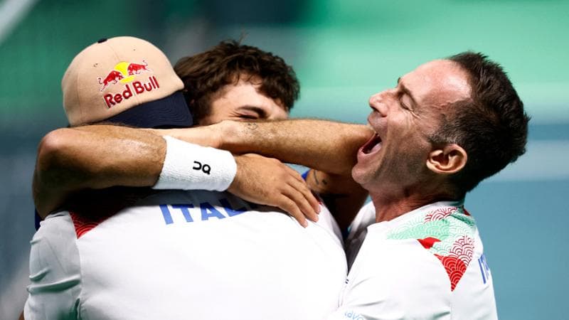 L'abbraccio tra Volandri, Berrettini e Cobolli dopo la vittoria contro il Belgio