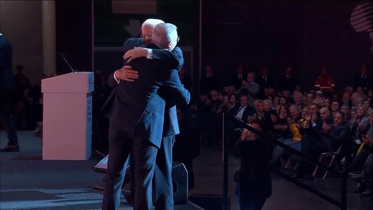 Cuamm, la standing ovation per il presidente Mattarella e l'abbraccio con don Dante Carraro