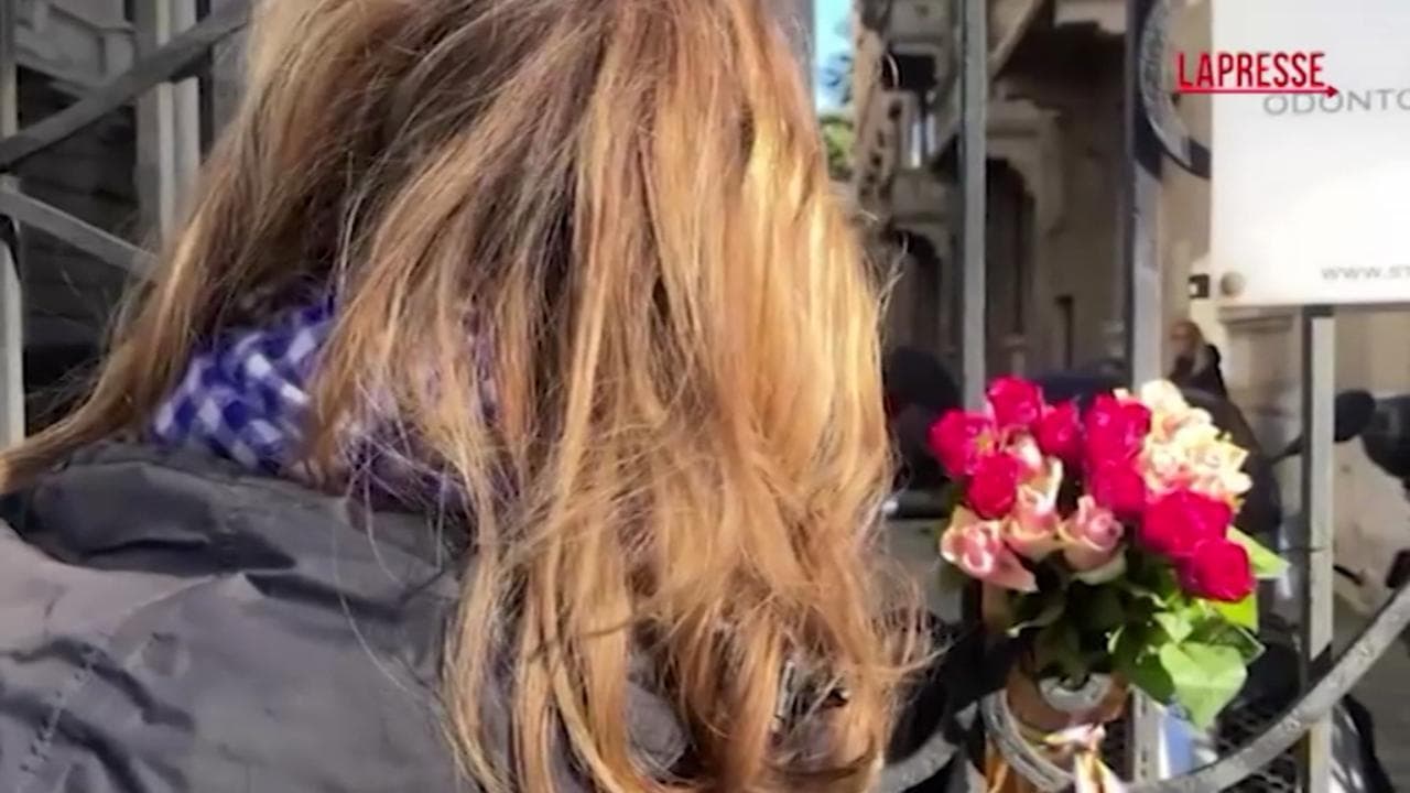 Ornella Vanoni, il ricordo dei fan davanti alla casa della cantante: "Ciao Divina, buon viaggio"