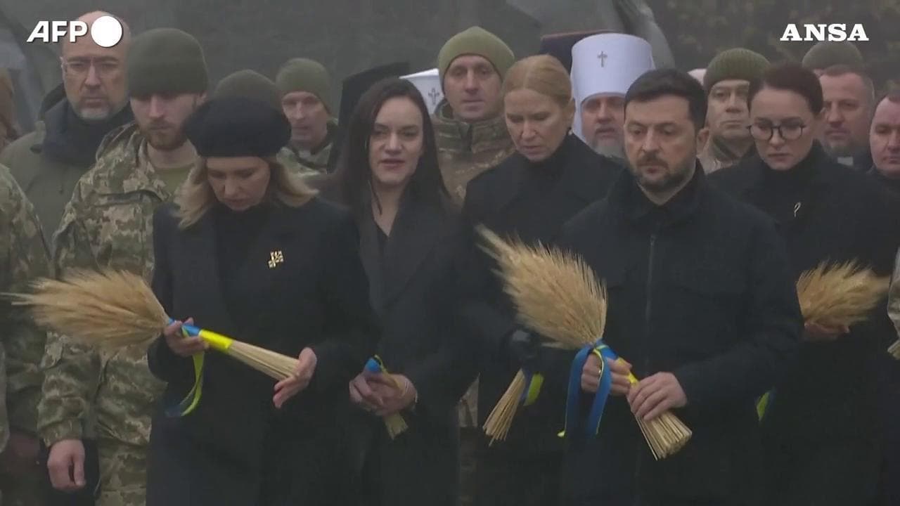 Ucraina, Zelensky rende omaggio alle vittime della carestia dell'Holodomor