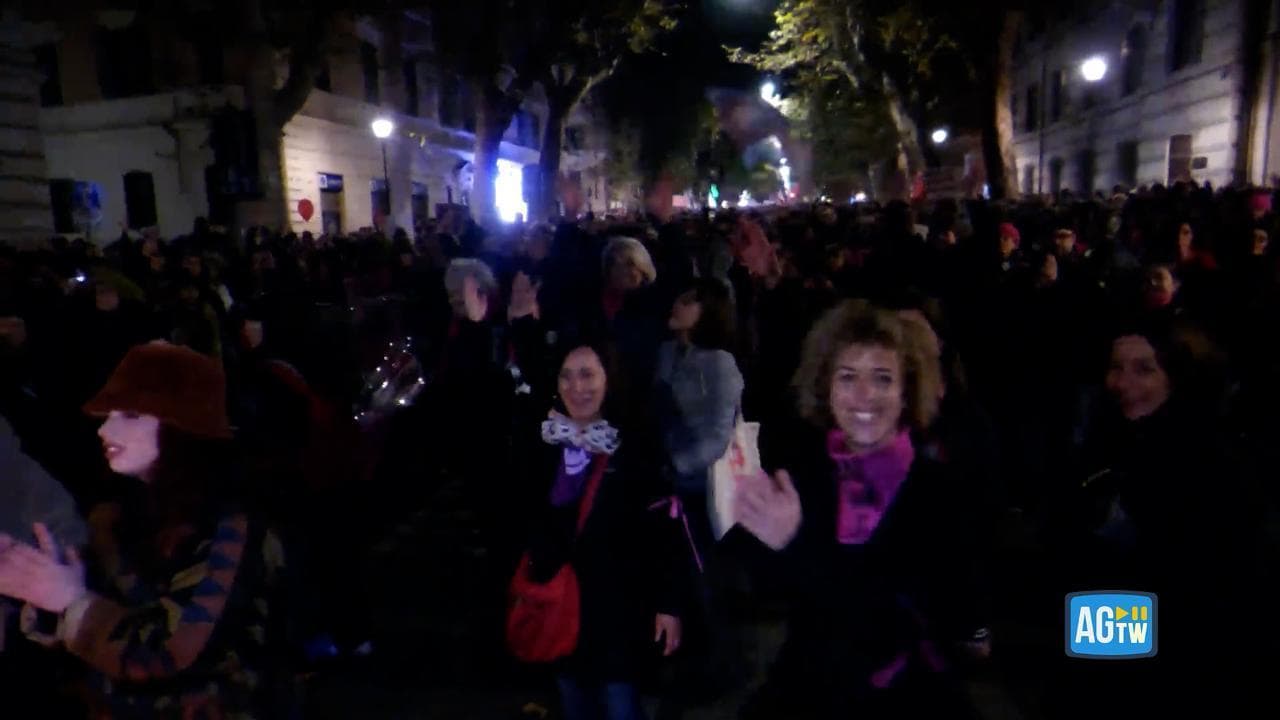 Roma, l'omaggio del movimento "Non una di meno" ad Ornella Vanoni: si balla "La voglia, la pazzia"