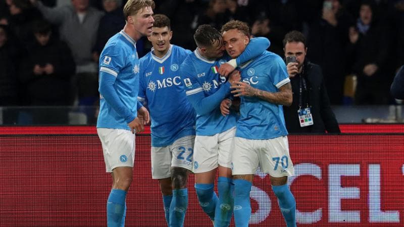 Lang festeggiato dopo il primo gol con il Napoli