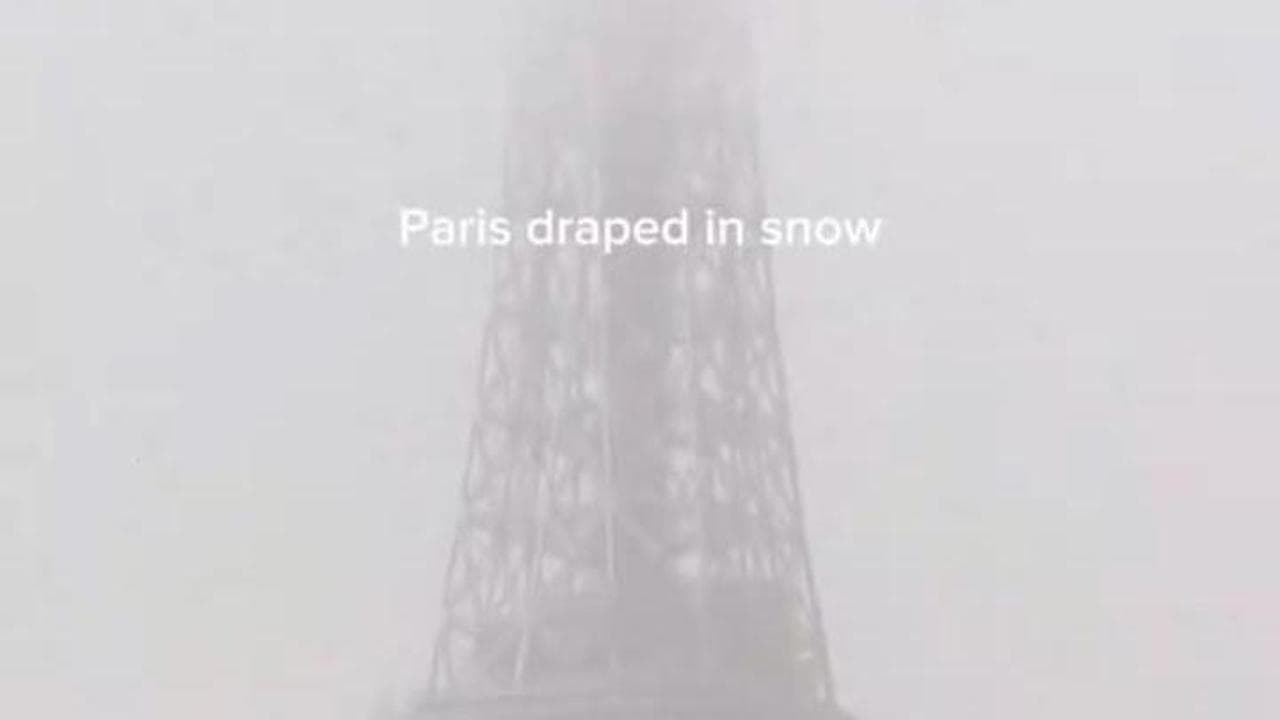 Parigi, prima nevicata stagionale: la città si tinge di bianco