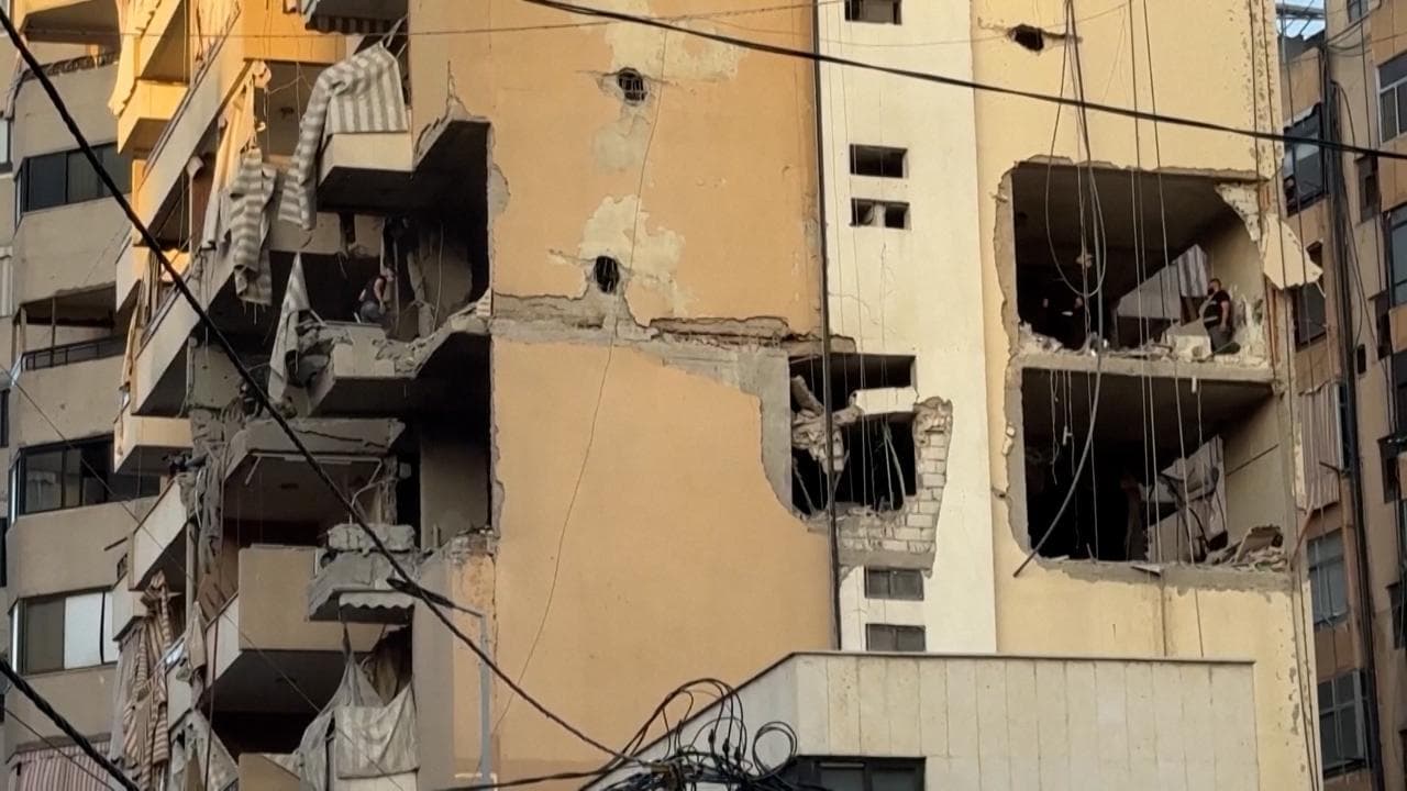 Libano, attacco israeliano a Beirut. Ucciso un leader di Hezbollah: le immagini del palazzo colpito