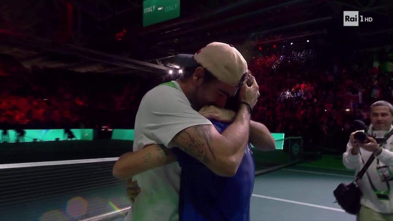 Italia campione in Coppa Davis, l'abbraccio finale tra Cobolli e Berrettini