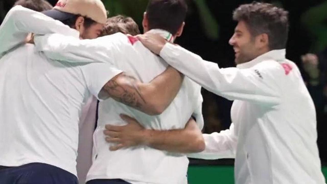 Coppa Davis, il punto finale di Cobolli e la festa con la squadra