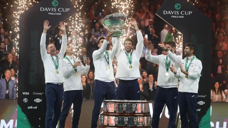 Gli azzurri della Davis festeggiano sul podio