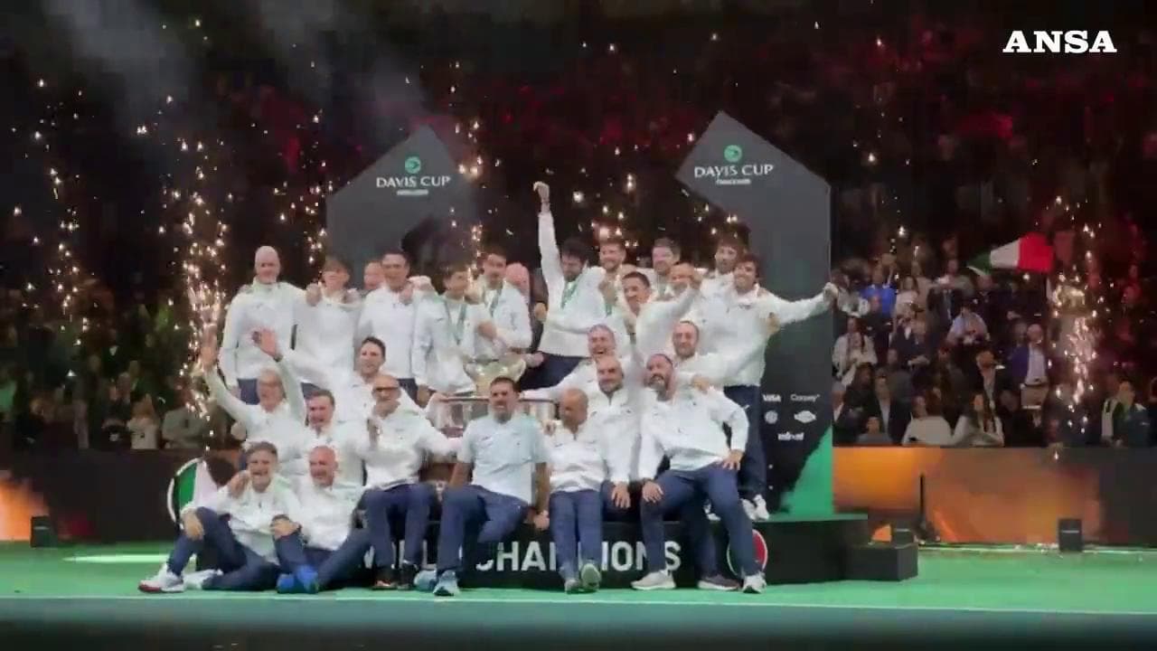 Coppa Davis, l'esultanza degli azzurri sulla colonna sonora perfetta: 'Il cielo è sempre più blu'