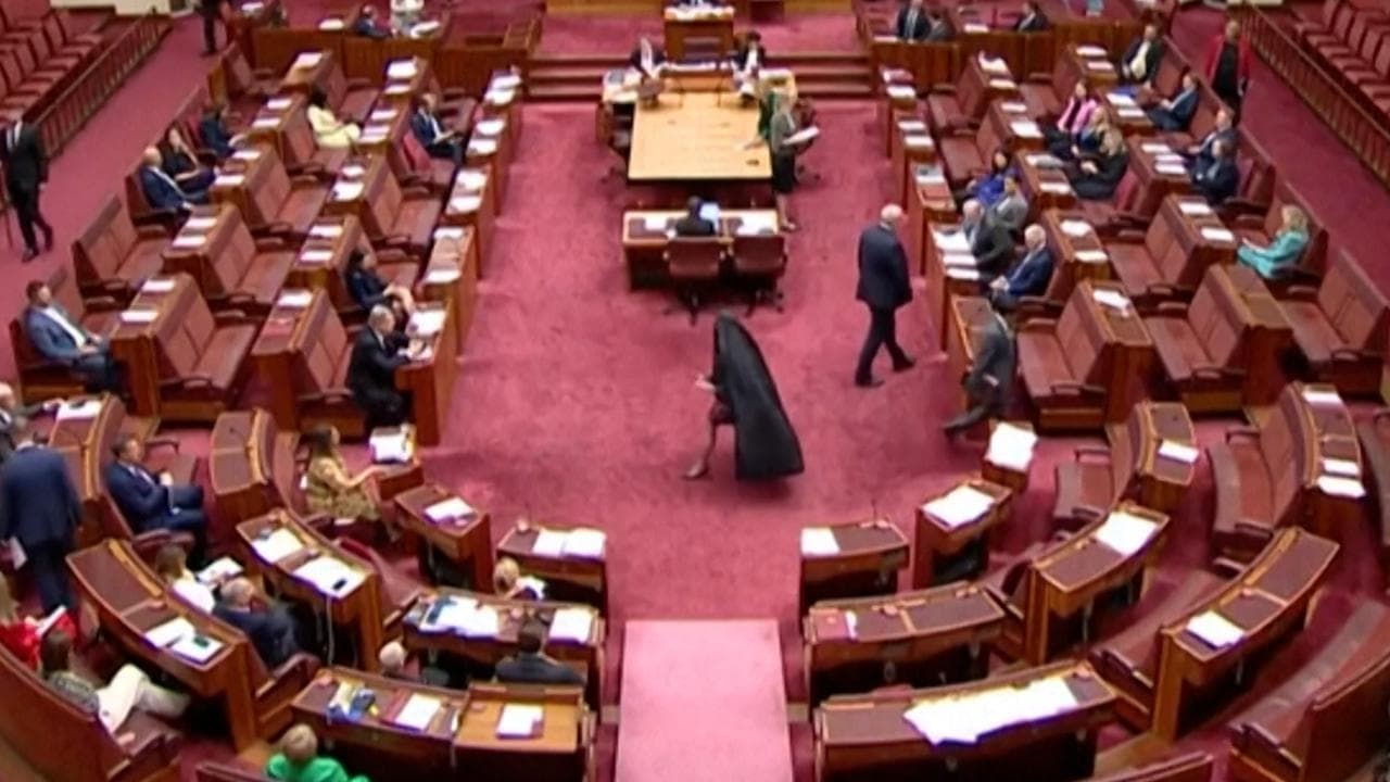 Australia: senatrice di estrema destra in aula con il burqa, esplode la bagarre