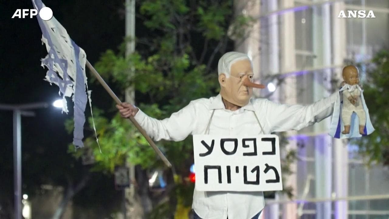 Israele, manifestazione contro il governo Netanyahu: "Fate commissione d'inchiesta sul 7 ottobre"