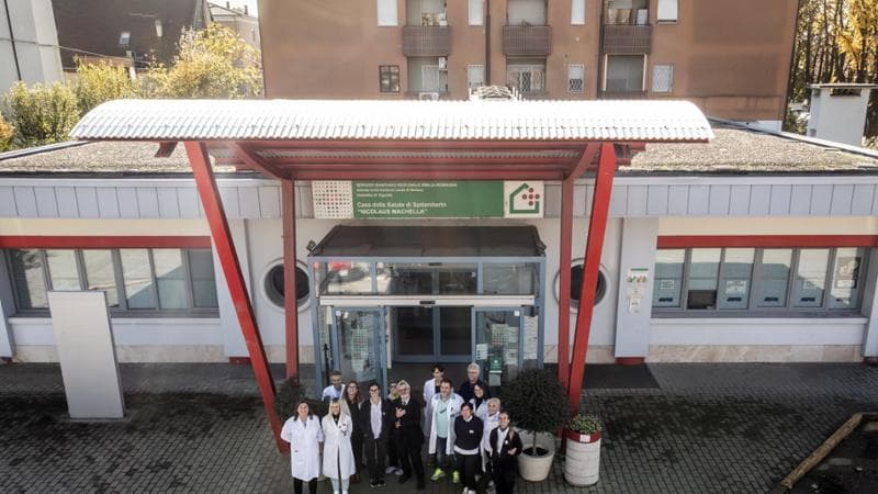Il team della Casa della Comunità Nicolaus Machella a Spilamberto: una volta era un supermercato. AGF/Nicola Marfisi