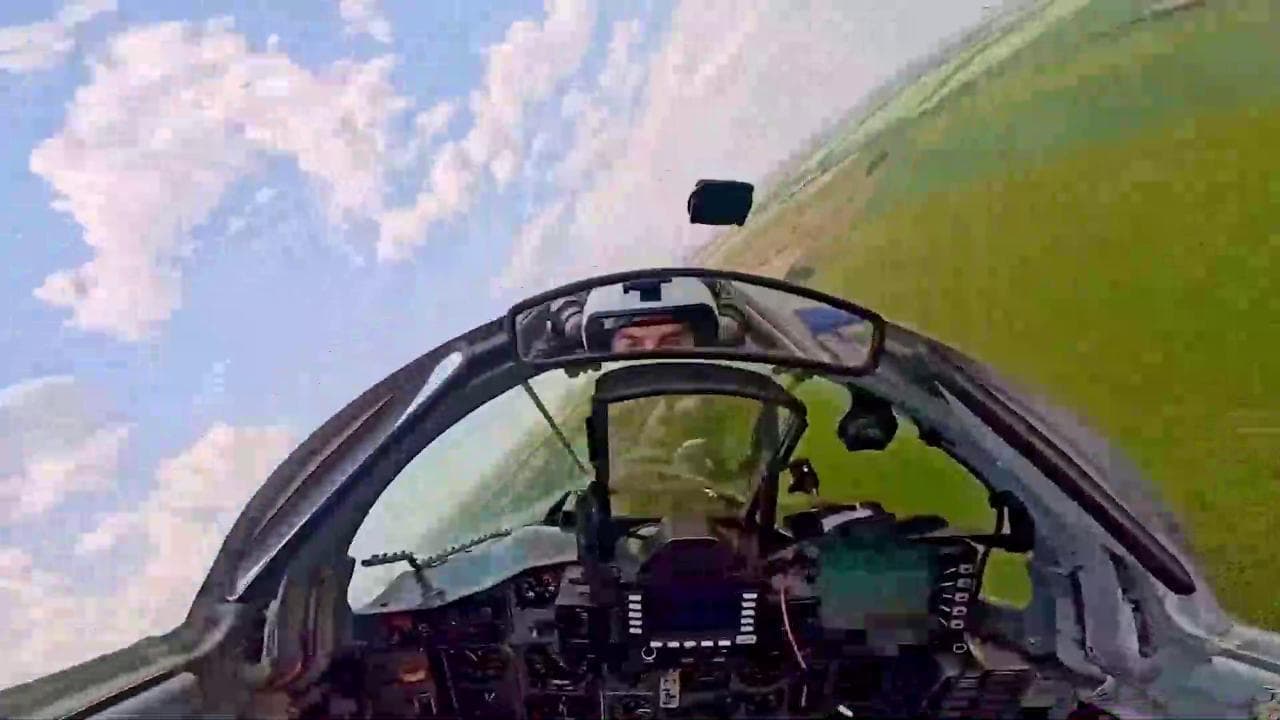 Ucraina: le immagini del caccia in fuga dal missile russo