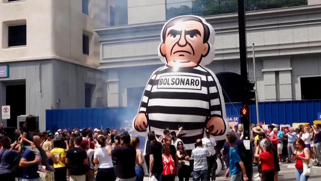 Bolsonaro arrestato, manifestanti festeggiano in piazza a San Paolo: "E adesso no all'amnistia"