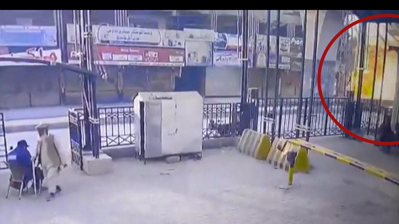 Pakistan, attentato suicida al comando di polizia di Peshawar: il momento dell'esplosione