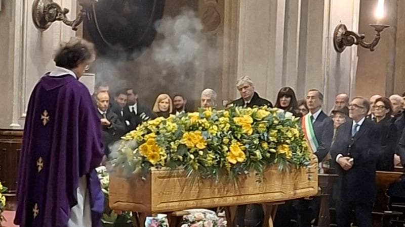 L'addio a Vanoni: l'omaggio di Fresu con “L'appuntamento”. La nipote Camilla intona “Senza fine”