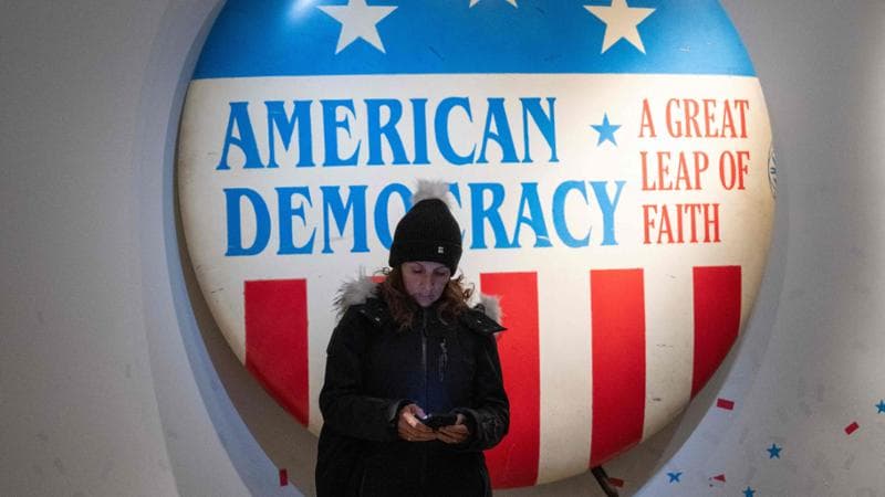 Washington (Stati Uniti), 14 novembre: una donna al museo di Storia americana
