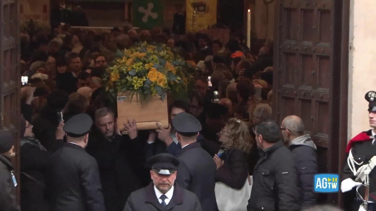Funerali Ornella Vanoni, il feretro lascia la chiesa di San Marco tra gli applausi