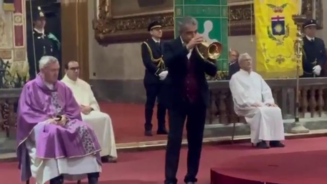 Funerali Ornella Vanoni, l'omaggio di Paolo Fresu: nel silenzio della chiesa suona "L'appuntamento"