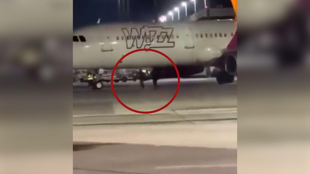 Colonia: perdono il volo, due passeggeri cercano di fermare l'aereo sulla pista