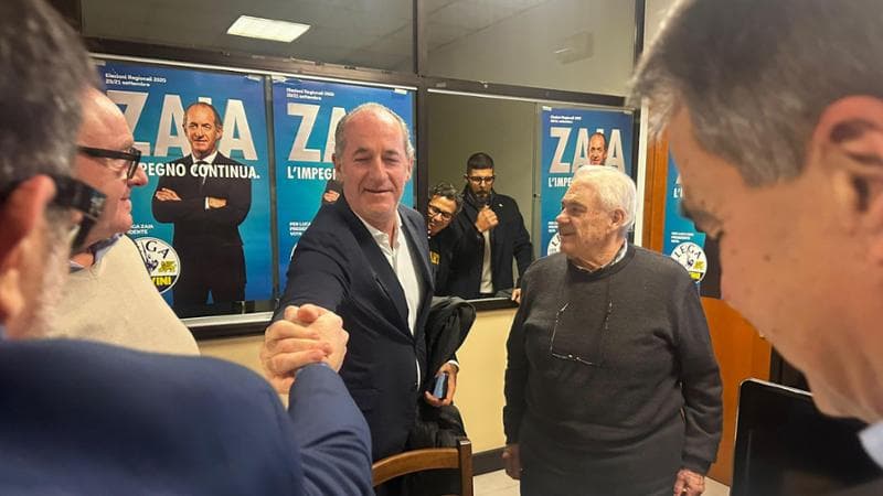 Luca Zaia arriva al quartier generale in provincia di Treviso dopo le elezioni regionali