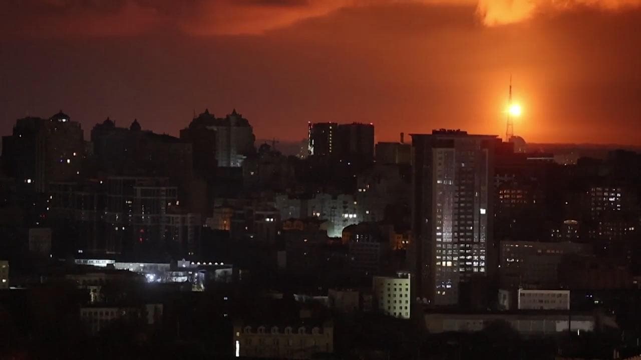 Kiev, attacco russo nella notte: edifici e vittime civili. La popolazione costretta nei rifugi
