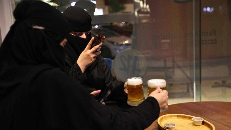 L’Arabia Saudita ammorbidisce le regole sugli alcolici. Ma non per tutti