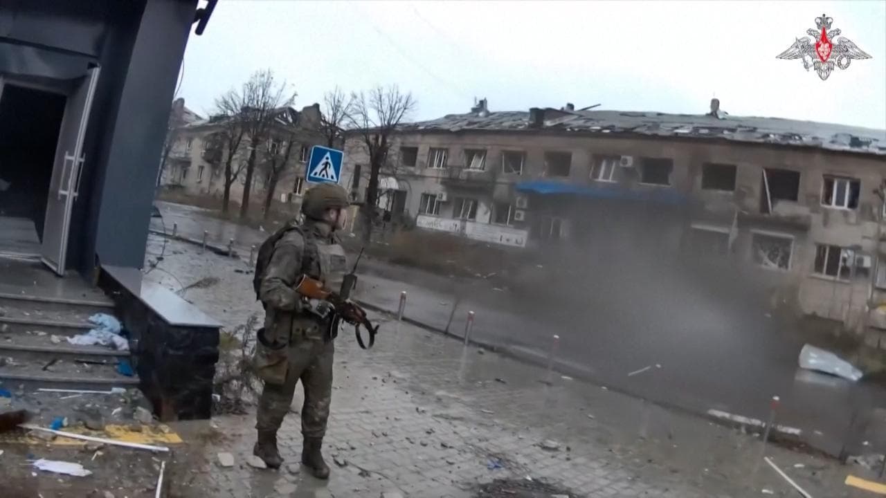 Ucraina, Mosca: "Catturati altri due quartieri di Pokrovsk". Le immagini dei militari nella città