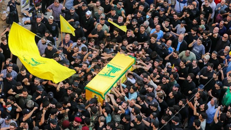 A Beirut i funerali del capo militare di Hezbollah Ali Tabatabai