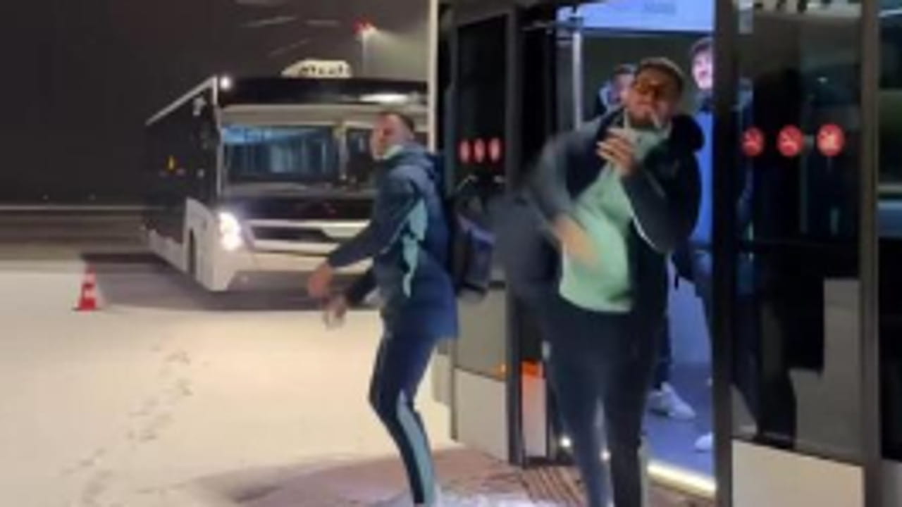 Praga, i calciatori dell'Atletico Bilbao tirano palle di neve ai compagni che sbarcano dall'aereo