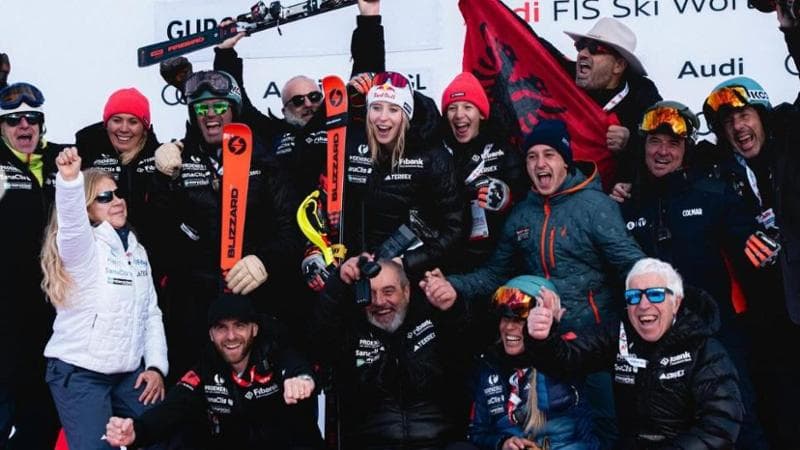 Il team di Lara Colturi festeggia a Gurgl, Claudio Ravetto è seduto al centro accanto alla madre di Lara Daniela Ceccarelli