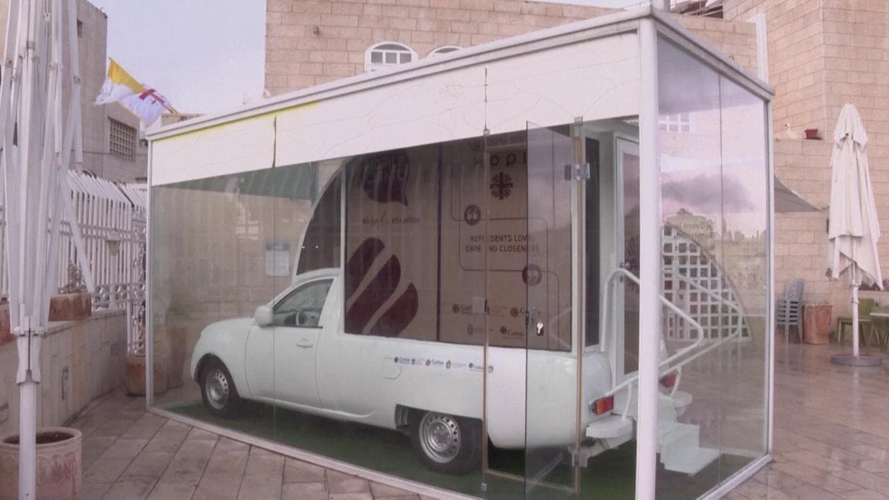 La papamobile di Francesco pronta a curare i bambini di Gaza, ma manca il permesso di Israele