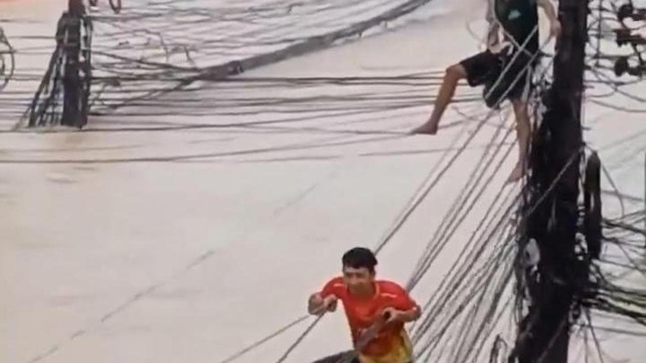 Thailandia, strade sommerse a Hat Yai: la fuga sui cavi elettrici per sfuggire all'alluvione