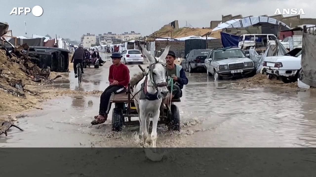 La tendopoli di Khan Yunis sommersa dalle piogge: "Siamo disperati, dateci un tetto"