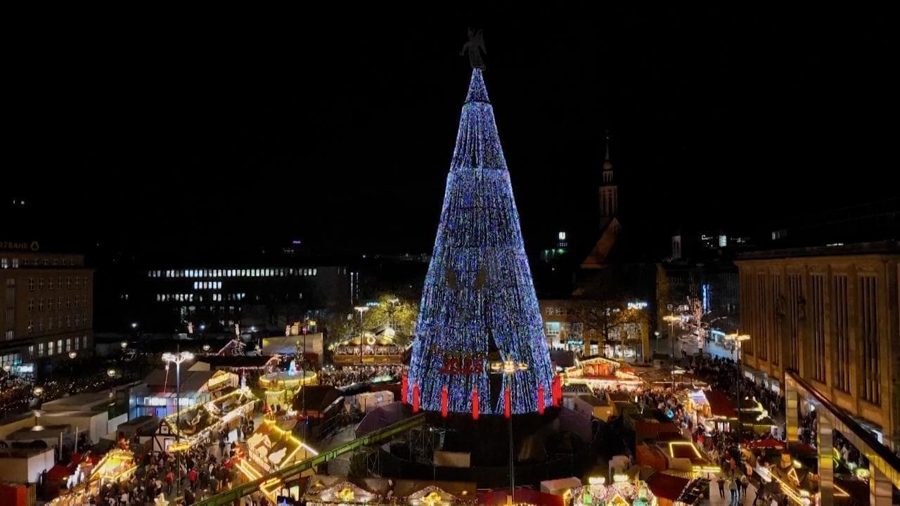 Germania, la città di Dortmund accende il suo albero di Natale: "È il più alto del mondo"