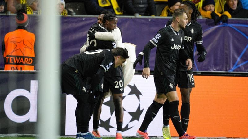 David festeggiato dai compagni dopo il gol