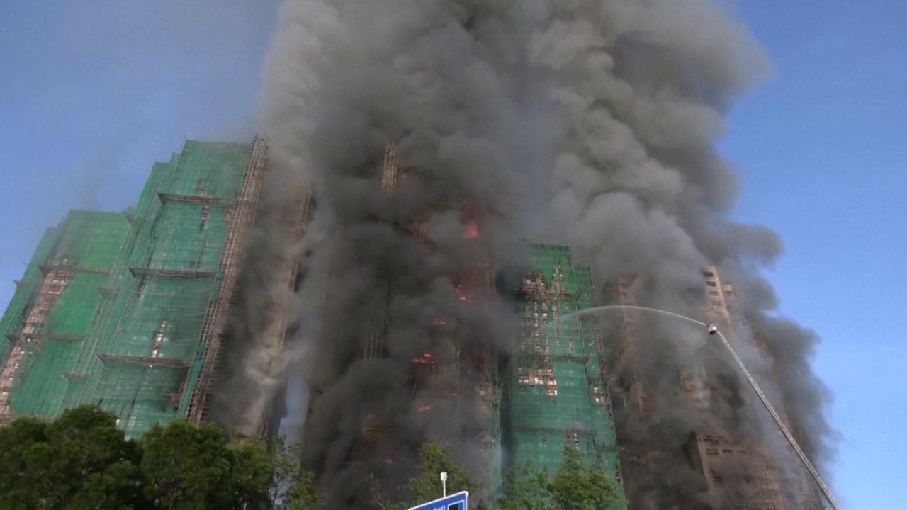 Incendio in un complesso residenziale di Hong Kong, almeno 36 morti