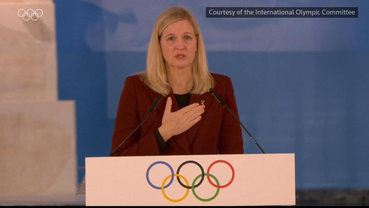 Olimpiadi, la presidente del Cio Kirsty Coventry si commuove: "I Giochi per abbattere i muri"