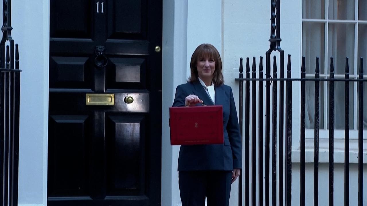 La cancelliera britannica dello Scacchiere mostra la valigetta rossa: oggi l'annuncio del bilancio