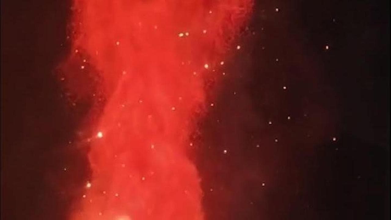 Hong Kong, le immagini dei grattacieli in fiamme che illuminano la notte