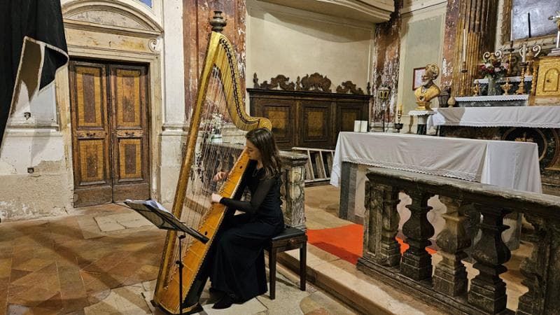 Margherita Burattini suona l'arpa antica nella chiesa San Filippo Neri