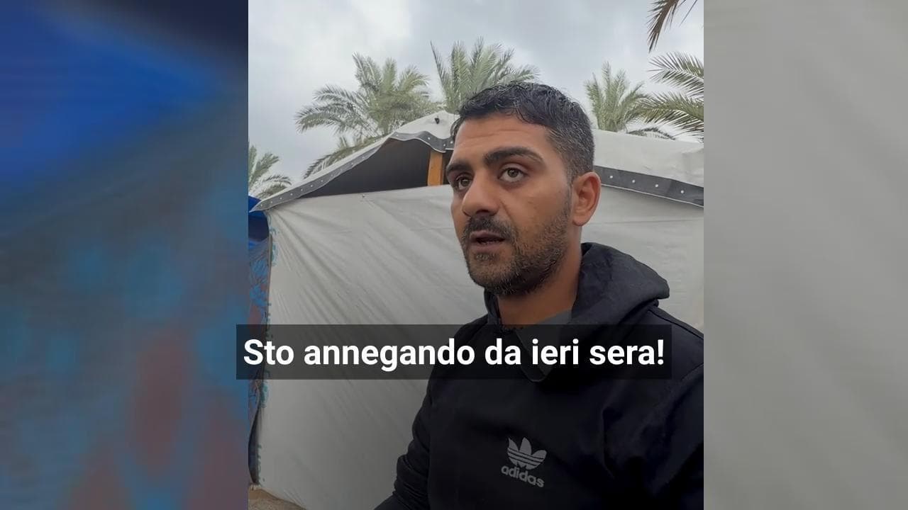 Gaza, il grido di un papà: "Anneghiamo sotto la pioggia. Le tende non tengono e siamo così stanchi"
