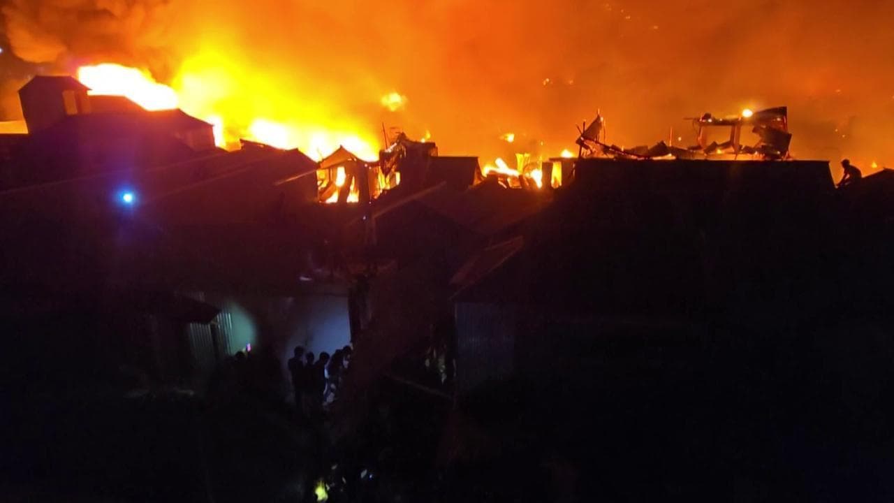 Bangladesh, gigantesco incendio a Dacca devasta la baraccopoli di Korail: in migliaia senza casa